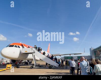 Les passagers attendent sur la piste de Londres Gatwick pour embarquer sur un vol Easyjet à destination de l'aéroport George BEST de Belfast City. Banque D'Images