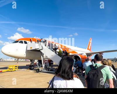 Les passagers attendent sur la piste de Londres Gatwick pour embarquer sur un vol Easyjet à destination de l'aéroport George BEST de Belfast City. Banque D'Images