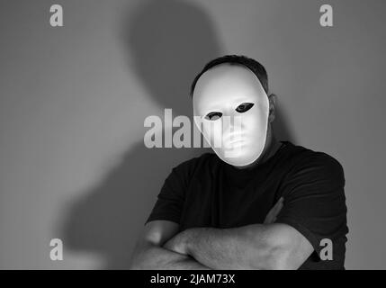 photographie en noir et blanc d'un homme masqué Banque D'Images