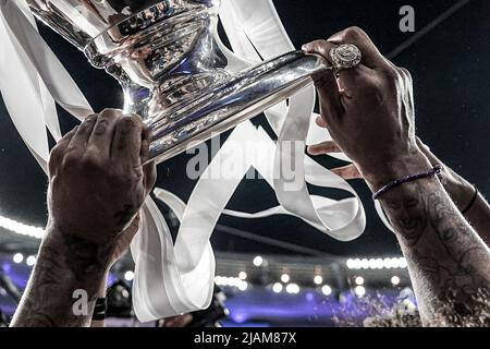Paris, France. 28th mai 2022. Marcelo Vieira main avec bague célébrant avec le trophée lors du match final de la Ligue des champions de l'UEFA entre le FC Liverpool et le Real Madrid joué au Stade de France sur 28 mai 2022 à Paris, France. (Photo de Magma) Credit: PRESSINPHOTO SPORTS AGENCY/Alay Live News Banque D'Images