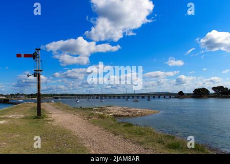 Le port de Langstone et l'ancien signal ferroviaire de l'ancienne ligne Billy ont désutilisé le pont ferroviaire qui relia Hayling Island au continent. Banque D'Images