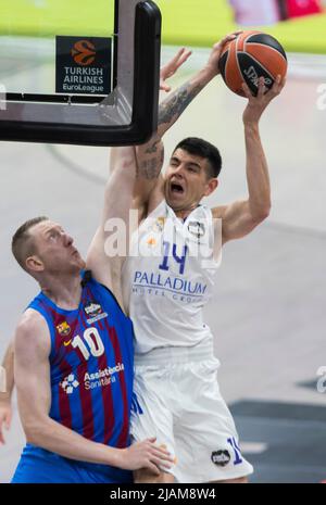 Belgrade, Serbie, 19th mai 2022. Rolands Smits du FC Barcelone tente d'arrêter Gabriel Deck du Real Madrid pendant la finale 2022 de l'Euroligue Turkish Airlines quatre Belgrade demi-finale Un match entre le FC Barcelone et le Real Madrid au Stark Arena de Belgrade, Serbie. 19 mai 2022. Crédit : Nikola Krstic/Alay Banque D'Images