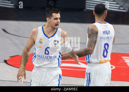 Belgrade, Serbie, 19th mai 2022. Alberto Abalde du Real Madrid réagit lors de la finale 2022 de l'Euroligue Turkish Airlines quatre Belgrade demi-finale Un match entre le FC Barcelone et le Real Madrid au Stark Arena de Belgrade, Serbie. 19 mai 2022. Crédit : Nikola Krstic/Alay Banque D'Images