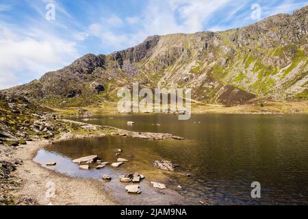 Llyn y Foel lac dans le MCG y Foel sous la crête est de Moel Siabod Daear DDU dans les montagnes du parc national de Snowdonia. Capel Curig Conwy nord du pays de Galles Royaume-Uni Banque D'Images