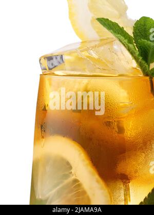 Verre de thé froid savoureux sur fond blanc Banque D'Images