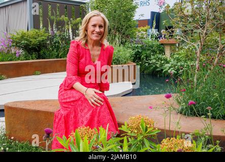 Sophie Raworth, lecteur de nouvelles, présentatrice à la télévision et journaliste au RHS Chelsea Flower Show. Banque D'Images