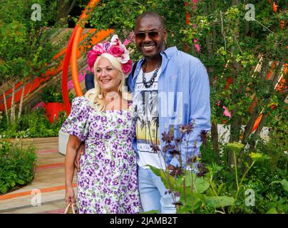 Vanessa Feltz, personnalité de la télévision, diffuseur et journaliste au RHS Chelsea Flower Show avec son partenaire Ben Ofoedu. Banque D'Images