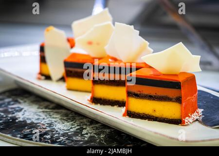 Morceaux de gâteau soufflé sur une assiette gros plan Banque D'Images