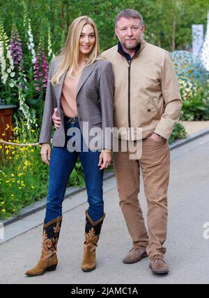 Réalisateur, producteur, scénariste et homme d'affaires, Guy Ritchie avec son épouse, Jacqui Ainsley, un modèle. Banque D'Images