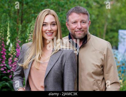 Réalisateur, producteur, scénariste et homme d'affaires, Guy Ritchie avec son épouse, Jacqui Ainsley, un modèle. Banque D'Images