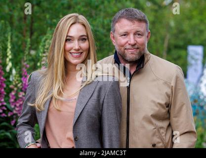 Réalisateur, producteur, scénariste et homme d'affaires, Guy Ritchie avec son épouse, Jacqui Ainsley, un modèle. Banque D'Images