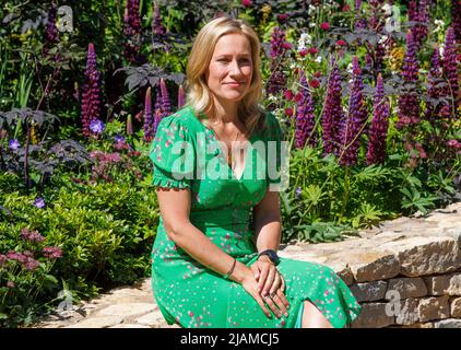 Sophie Raworth, journaliste, lit le lecteur et le diffuseur au RHS Chelsea Flower Show. Banque D'Images