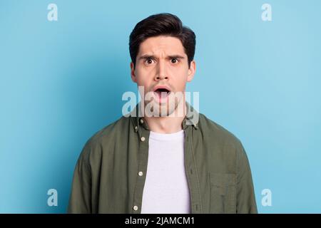 Portrait d'un gars choqué entendre horrible covid 19 message pandémique shout Oh non isolé sur fond ciel lumière couleur. Banque D'Images