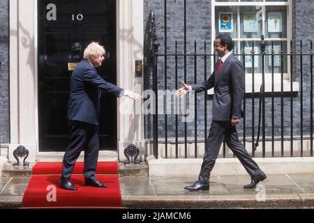 L'émir du Qatar, Sheikh Tamim bin Hamad Al Thani, arrive au 10 Downing Street pour des entretiens avec le Premier ministre britannique, Boris Johnson. Banque D'Images