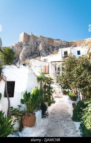 Anafiotika fait partie du vieux quartier historique de Plaka, sur le côté nord-est de la colline de l'Acropole, Athènes, Grèce. Banque D'Images