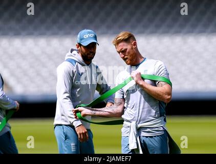 Capitaine d'Angleterre Ben Stokes (à droite) lors d'une séance de filets au terrain de cricket de Lord's, Londres. Date de la photo: Mardi 31 mai 2022. Banque D'Images