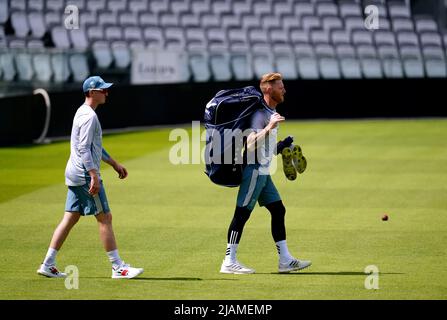 Capitaine d'Angleterre Ben Stokes (à droite) lors d'une séance de filets au terrain de cricket de Lord's, Londres. Date de la photo: Mardi 31 mai 2022. Banque D'Images