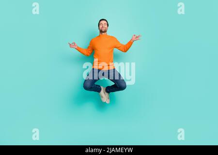 Portrait du corps complet de beau mec calme mains doigts méditent les yeux fermés isolés sur fond de couleur sarcelle. Banque D'Images