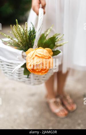 Les petites bridesmaides se tiennent devant l'entrée de l'église. Banque D'Images