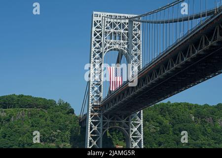 Un grand drapeau américain a survolé le pont George Washington en l'honneur du Memorial Day. Banque D'Images