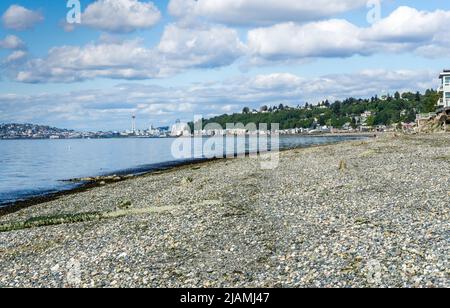 Vue sur la plage d'Alki depuis un point de l'ouest de Seattle. Banque D'Images