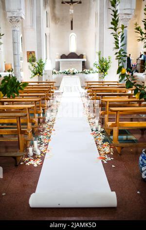 Une image d'une église après une cérémonie de mariage. Banque D'Images