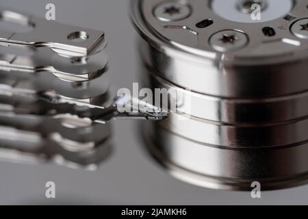 Ouverture du disque dur après démontage pendant la réparation ou l'entretien, macro shot. Ordinateur portable HDD à l'intérieur. Banque D'Images