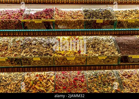 Comptoir de marché avec différents types de thé, herbes, plantes, et fleurs séchées Banque D'Images