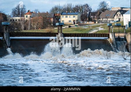 L'eau d'inondation printanière coule au-dessus des écluses de la rivière Berze, dans la ville de Dobele, en Lettonie Banque D'Images