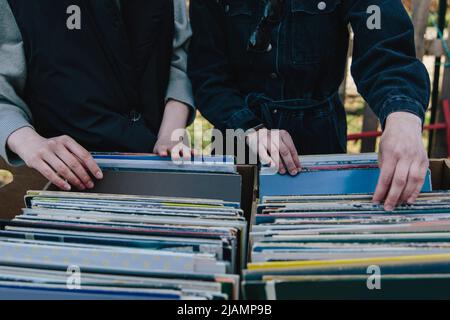 Milieu de section des femmes gays qui ont choisi un record au stall du marché Banque D'Images