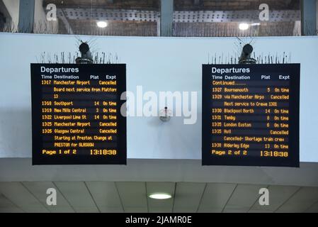 Manchester, Royaume-Uni. 31st mai 2022. Panneau d'informations sur les horaires des trains pour les départs, gare de Piccadilly, Manchester, Royaume-Uni. Les voyageurs arrivant aux gares de Manchester, en Angleterre, au Royaume-Uni, ont trouvé plus de trains que d'habitude annulés au milieu de la demi-escapade de voyage. Cela vient du fait que les cheminots ont récemment voté massivement en faveur d'une grève nationale pendant l'été et que des retards se poursuivent dans certains aéroports britanniques. Crédit : Terry Waller/Alay Live News Banque D'Images