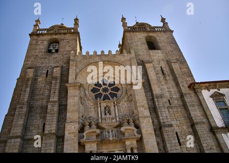 Porto, Portugal septembre 4 2020, vue sur la façade de la cathédrale de style roman avec des détails gothiques dans la vieille ville