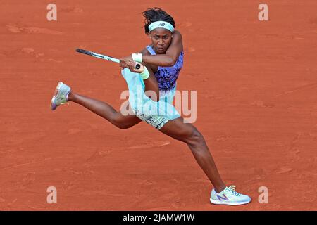 Roland Garros, Paris, France: 31st mai 2022; tournoi de tennis ouvert en France: Coco Gauff (USA) en action à main levée lors de son match avec Sloane Stephens (USA) Banque D'Images