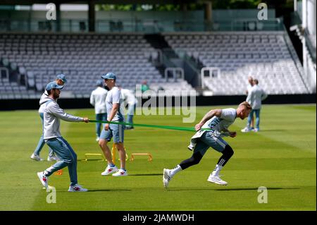 Le capitaine d'Angleterre Ben Stokes (à droite) se réchauffe lors d'une séance de filets au terrain de cricket de Lord's, à Londres. Date de la photo: Mardi 31 mai 2022. Banque D'Images