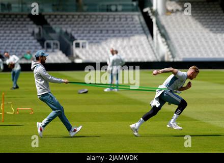 Le capitaine d'Angleterre Ben Stokes (à droite) se réchauffe lors d'une séance de filets au terrain de cricket de Lord's, à Londres. Date de la photo: Mardi 31 mai 2022. Banque D'Images