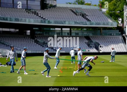 Le capitaine d'Angleterre Ben Stokes (à droite) se réchauffe lors d'une séance de filets au terrain de cricket de Lord's, à Londres. Date de la photo: Mardi 31 mai 2022. Banque D'Images