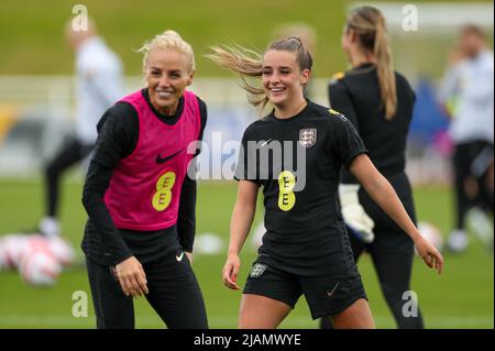 Alex Greenwood (à gauche) et Ella Toone (à droite), en Angleterre, lors d'une séance d'entraînement au parc St George, Burton-upon-Trent. Date de la photo: Mardi 31 mai 2022. Banque D'Images