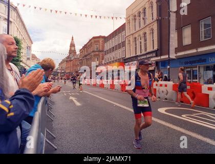 Bolton, Royaume-Uni - 4 juillet 2021 : marathon Ironman à Bolton, les spectateurs soutiennent les athlètes des deux côtés de la rue. Banque D'Images