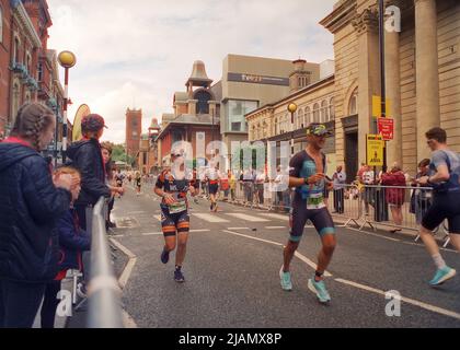 Bolton, Royaume-Uni - 4 juillet 2021 : marathon Ironman à Bolton, les spectateurs soutiennent les athlètes des deux côtés de la rue. Banque D'Images