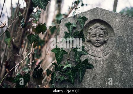 Visage d'ange sculpté sur le vieux Gravestone Banque D'Images