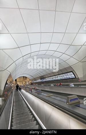 Londres; récemment ouvert Elizabeth Line (Crossrail) axe principal de l'escalier roulant à la gare de Farringdon, montre des panneaux de revêtement incurvés en béton armé de verre Banque D'Images