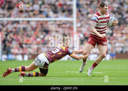 Londres, Angleterre - 28th mai 2022 - Olly Russell (23) de Huddersfield Giants ne parvient pas à arrêter John Bateman de Wigan Warriors. Finale de la coupe du défi Betfred de Rugby League Huddersfield Giants vs Wigan Warriors au stade Tottenham Hotspur, Londres, Royaume-Uni Dean Williams Banque D'Images