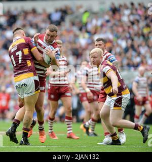 Londres, Angleterre - 28th mai 2022 - Owen Trout (17) de Huddersfield Giants s'attaque à Kade Ellis de Wigan Warriors. Finale de la coupe du défi Betfred de Rugby League Huddersfield Giants vs Wigan Warriors au stade Tottenham Hotspur, Londres, Royaume-Uni Dean Williams Banque D'Images