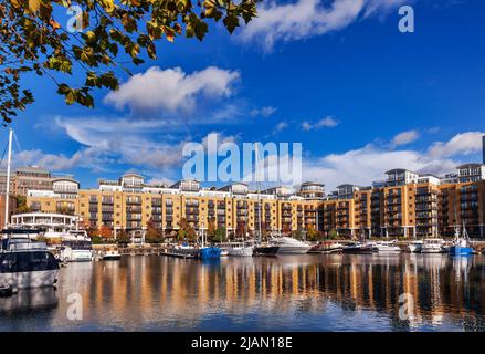 Luxueux complexe de loisirs et de logement au bord de l'eau avec marina de plaisance aux quais de St Katharine, Tower Hamlets, East End, Londres, Angleterre, ROYAUME-UNI Banque D'Images