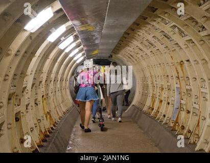Les personnes marchant et faisant du vélo le long du tunnel sous la Tamise à Greenwich, Londres, Angleterre, Royaume-Uni Banque D'Images