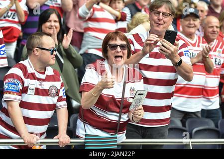 Londres, Angleterre - 28th mai 2022 - les fans de Wigan Warrior célèbrent. Finale de la coupe du défi Betfred de Rugby League Huddersfield Giants vs Wigan Warriors au stade Totenham Hotspur, Londres, Royaume-Uni Dean Williams Banque D'Images