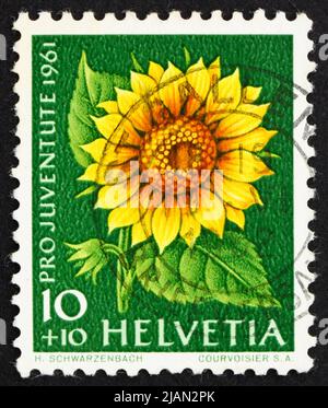 SUISSE - VERS 1961 : un timbre imprimé en Suisse montre Sunflower, Helianthus annuus, Floraison, vers 1961 Banque D'Images