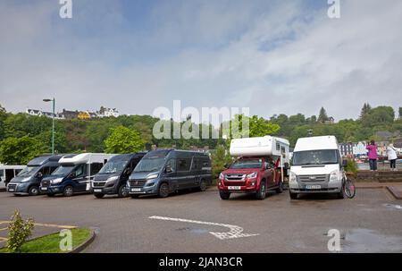 Camping-cars et camping-cars garés dans le parking de Tobermore, île de Mull, Écosse, Royaume-Uni Banque D'Images