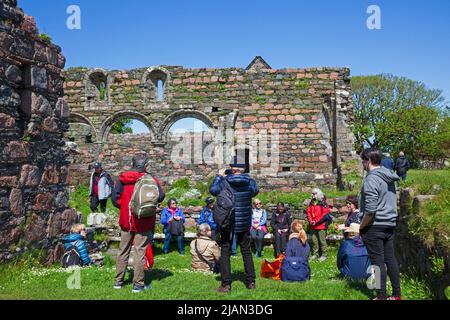 Touristes à Iona Nunnery qui abritait un couvent Augustinien de religieuses qui étaient situés sur l'île d'Iona, en Écosse, Argyll et Bute, au Royaume-Uni Banque D'Images