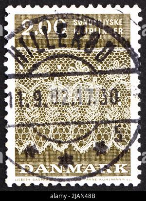 DANEMARK - VERS 1980 : un timbre imprimé au Danemark montre le motif de dentelle du Tonder du nord du Schleswig, vers 1980 Banque D'Images